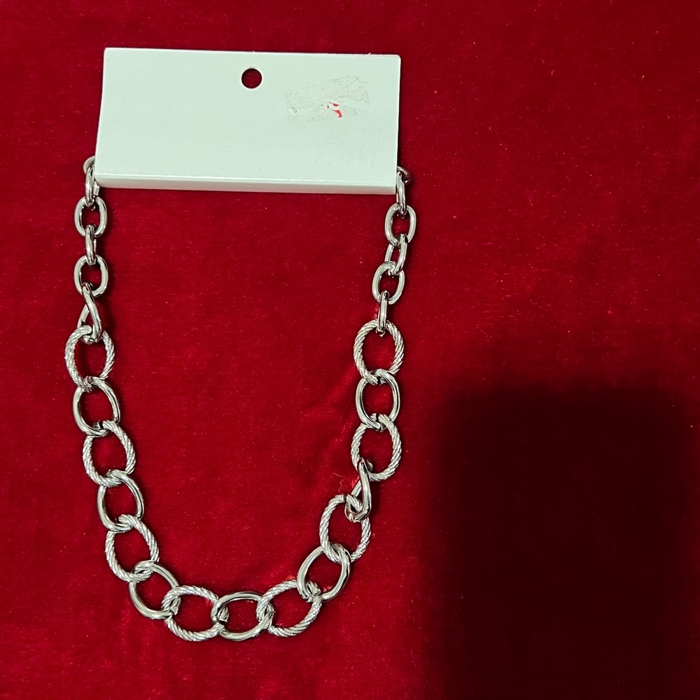 silver chain necklace
H&M
Brand new tag
Collar  nuevo sin uso con etiqueta